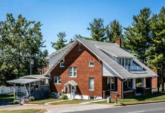 JMU(Harrisonburg) Home has Balcony rooms
