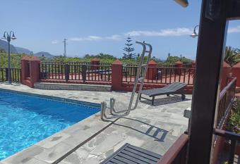 The Palm Villa has Balcony rooms