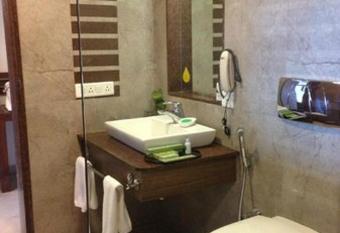 LE MIAMI RESORT & SPA has rooms with a private hot tub