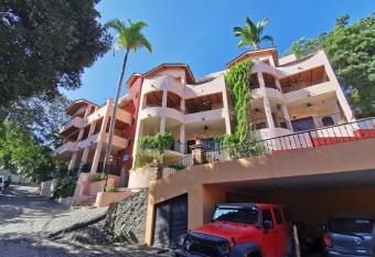 Villas Vista Suites allows 18 year olds to book a room