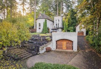 Le Chateau de Laurelwood has Balcony rooms