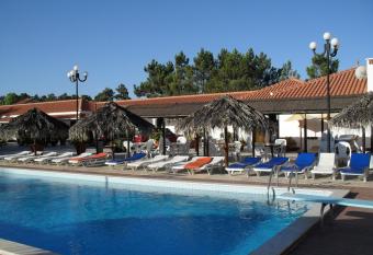 Lobateira Villas allows 18 year olds to book a room