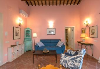 Casa Carolina allows 18 year olds to book a room