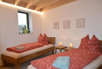 Ferienwohnung, 1-Zimmer, 1-3 Personen, 31 qm, mit Balkon, in ruhige Lage, direkt an der Aach allows 18 year olds to book a room