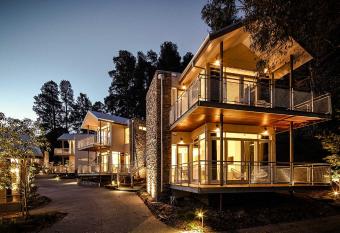 Hepburn Spa Retreat has rooms with a private hot tub