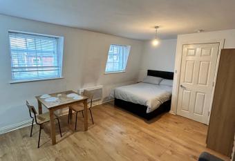 Leicester Studio at City Centre with free parking allows 18 year olds to book a room