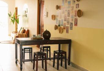 Entire House - Nh   nguy  n c  n - Nh   M   Homestay B   n Tre has Balcony rooms