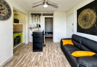 Foyal Toloman - Ponm Kann  l allows 18 year olds to book a room