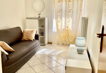 Casa Roberto - piano terra con giardino allows 18 year olds to book a room