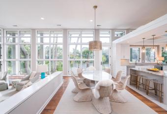 Two French Blue Beach House has rooms with a private hot tub