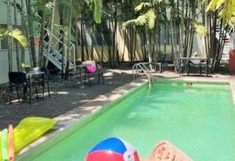 Suites Galv  n centro Colima, alberca, Wifi, parking has Balcony rooms