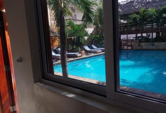 Tropical Palace Hotel has rooms with a private hot tub