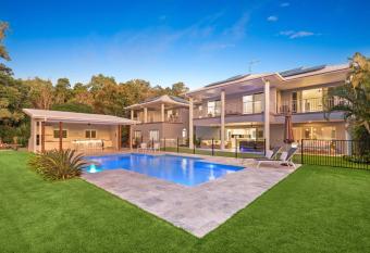 Absolute Beachfront Luxury Entertainer - Dundowran Beach has Balcony rooms