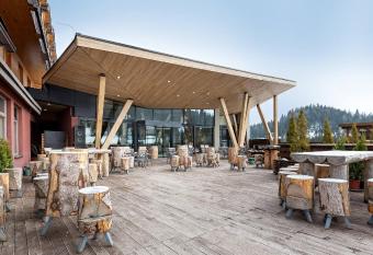 Apartman B608 @ Hotel Vucko Jahorina has rooms with a private hot tub