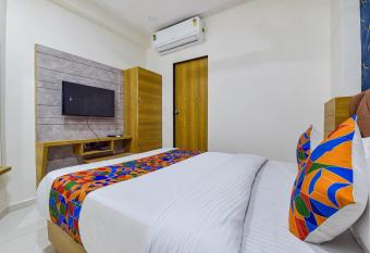 HOTEL GREEN TREE has rooms with a private hot tub