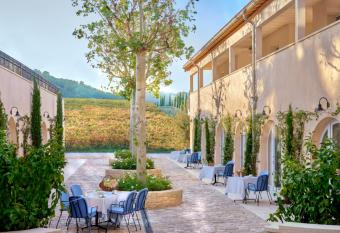 Auberge La Coste has Balcony rooms