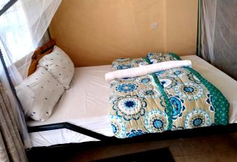 VILLA DE LEO allows 18 year olds to book a room
