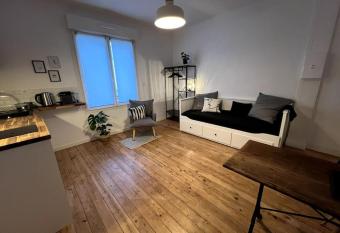 Studio 3 - Mi-C  te - Studio    Orvault allows 18 year olds to book a room