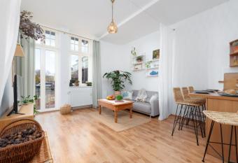 Ruhig - Privatparkplatz - barrierearm Quiet - private car park - low barrier allows 18 year olds to book a room