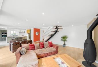 Luxurious Betton has Balcony rooms