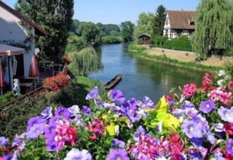 Le Cocon du bord de l Ill has Balcony rooms