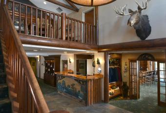 Stoney Creek lnn Galena has rooms with a private hot tub