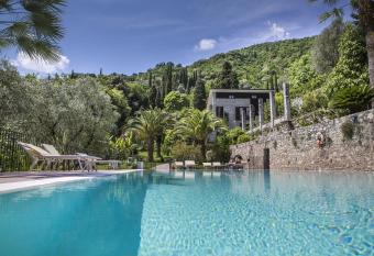 Hotel Livia allows 18 year olds to book a room