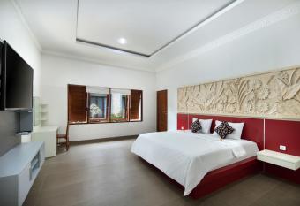 Jineswari Kuta by Kamara has rooms with a private hot tub