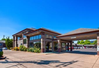 Best Western New Oregon has Balcony rooms