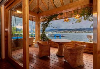 Hosteria Caba  as Del Lago has rooms with a private hot tub