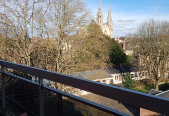 Studio cosy vue Cath  drale - Parking priv   allows 18 year olds to book a room