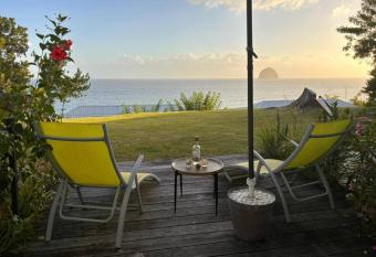 Studio vue mer avec piscine has Balcony rooms