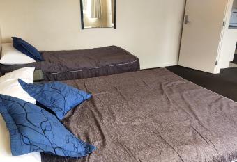 Albany Executive Motor Inn Limited has rooms with a private hot tub