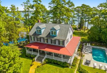 Saddle Beach Waterfront on the Chesapeake has rooms with a private hot tub
