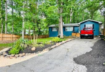 Mountain Lake Retreat - hot tub, lake, fire pit, wineries, restaurant has rooms with a private hot tub