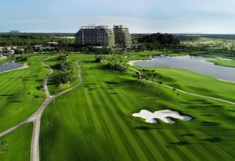 Xtu Golf Villa Forest City                   has rooms with a private hot tub