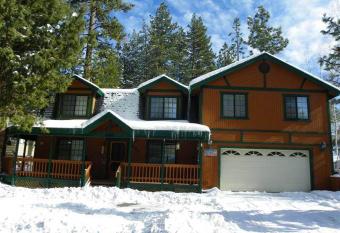 Alpine Escape by Big Bear Cool Cabins has rooms with a private hot tub