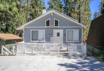 Bear Mountain Retreat by Big Bear Cool Cabins has Balcony rooms
