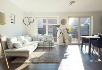 Zentral. Stylisch. Toni House mit viel Platz! has Balcony rooms