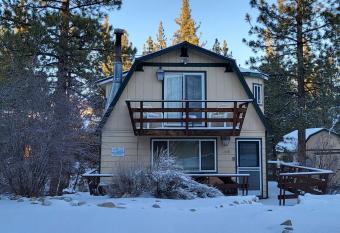 Cardinal Ridge by Big Bear Cool Cabins has Balcony rooms