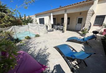 Jolie maison avec piscine has Balcony rooms