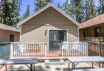 Moonridge Mountain by Big Bear Cool Cabins has Balcony rooms