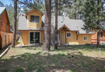 Mountain Fever by Big Bear Cool Cabins has Balcony rooms