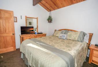Romantic Getaway by Big Bear Cool Cabins has rooms with a private hot tub