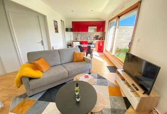 Grand studio, belle terrasse avec vue has Balcony rooms