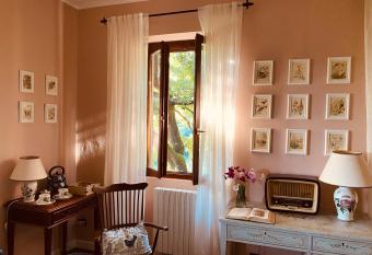 La quercia e lo scoiattolo allows 18 year olds to book a room