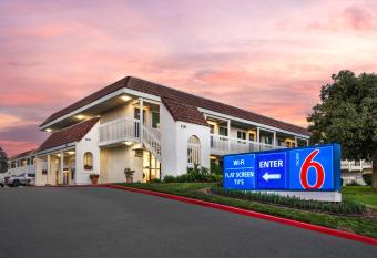 Studio 6 Suites - Carpinteria, CA allows 18 year olds to book a room