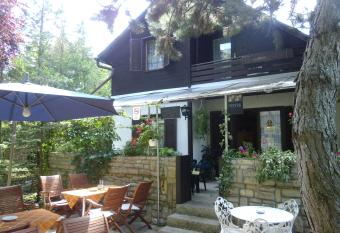 Garden Etterem K  v  z     s Panzi   Tahit  tfal   allows 18 year olds to book a room