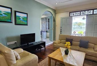 Kenyalang Piasau Homestay has rooms with a private hot tub