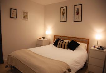 Spacious East Croydon serviced apartment: 13 mins to London has Balcony rooms